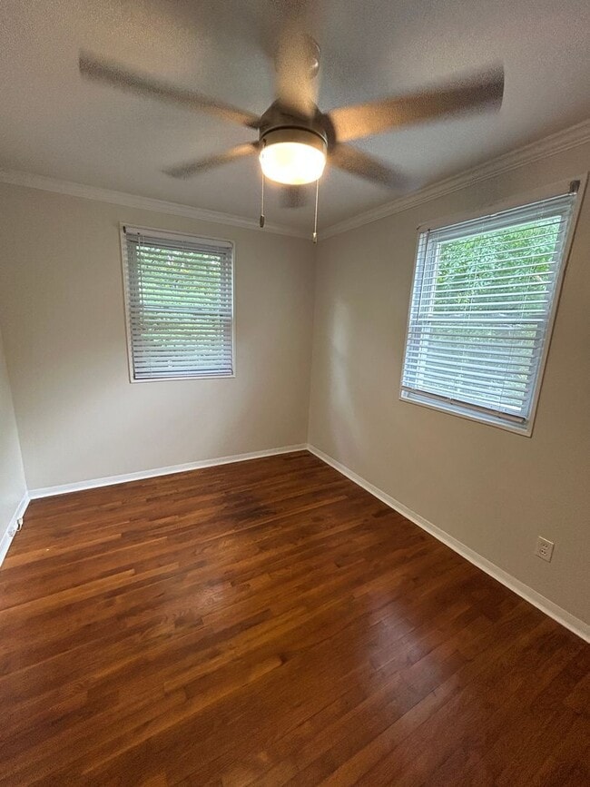 Building Photo - Cozy 2 bedroom/1 bath condo in the heart o...