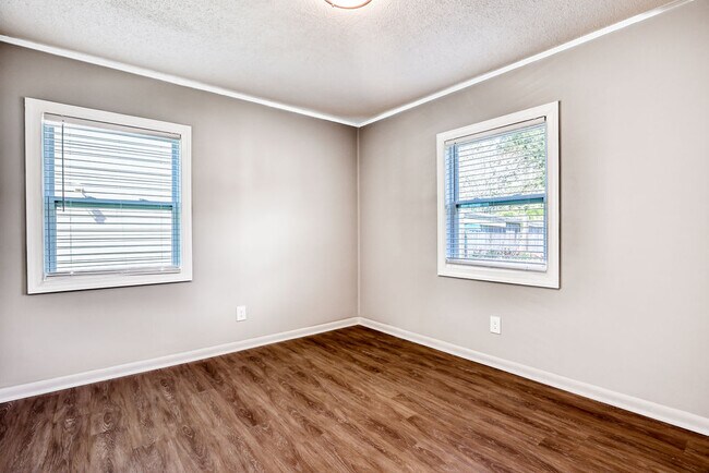 Building Photo - 2210 N Fernwood Dr