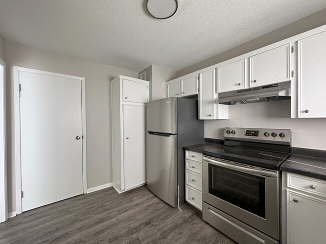Building Photo - Spacious 2 Bed, 2 Bath Townhome in Overlan...