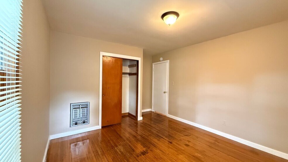 Building Photo - 1002 Evins St