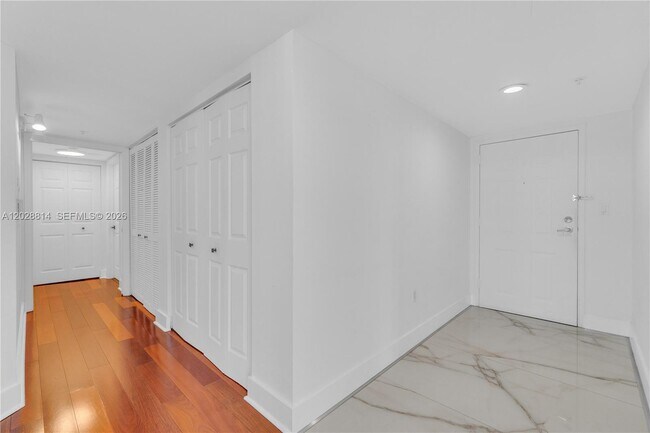 Building Photo - 1155 Brickell Bay Dr