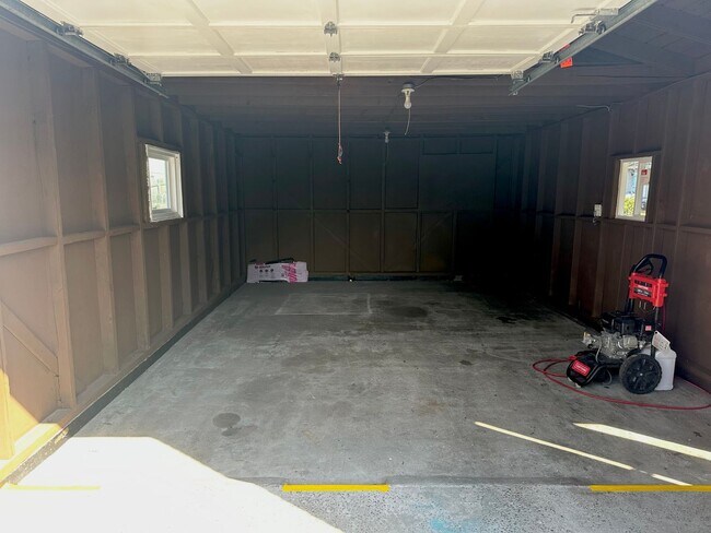 Building Photo - Charming and Updated Cul-de-Sac Gem with Year-Round Sunroom and Spacious Backyard!