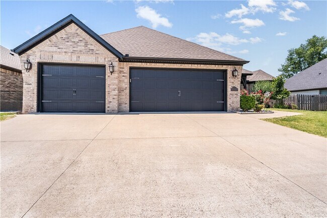 Building Photo - 1100 Huntleigh Dr