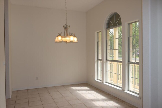 Building Photo - 3013 Parker Dr