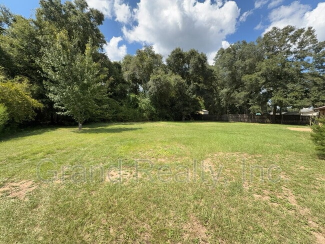 Building Photo - 5621 Lia Dr