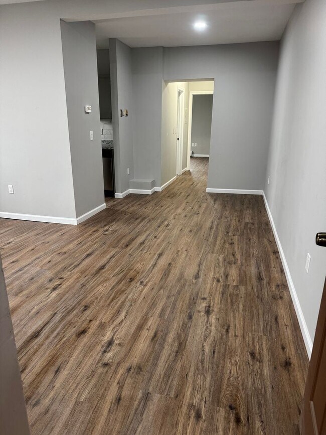 Building Photo - 1 bedroom, 1 bathroom downtown Hartford ct