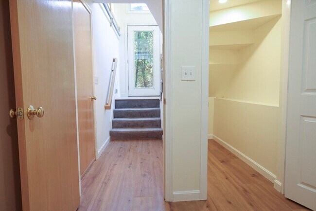 Building Photo - 145 Captain Eames Cir