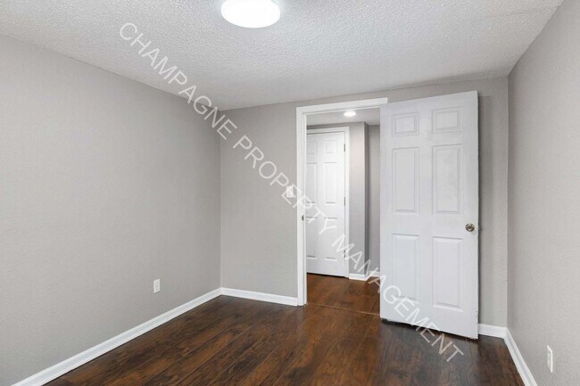 Building Photo - 2 bedroom home, conveniently located in Westport