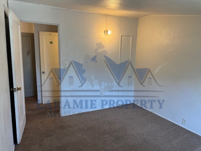 Building Photo - 2 Bed 1 Bath Near Campus