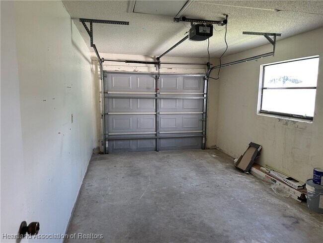 Building Photo - 225 Sparrow Ave