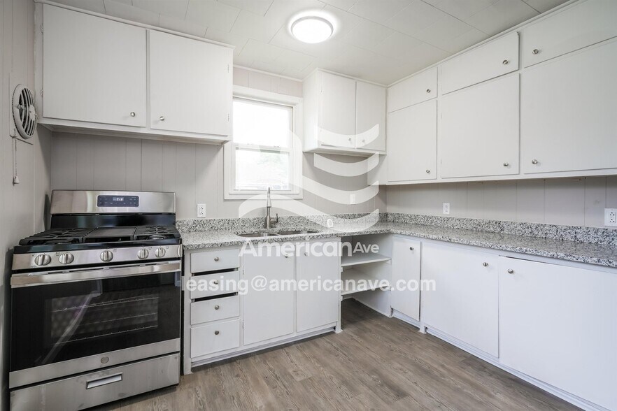 Building Photo - 1801 Leer St