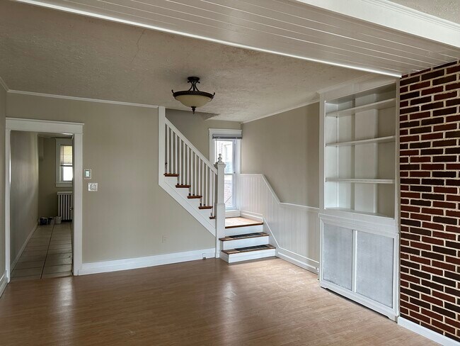 Building Photo - 1933 W Cedar St