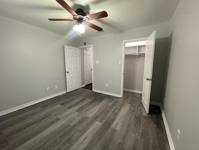 Building Photo - 203 Memory Ln