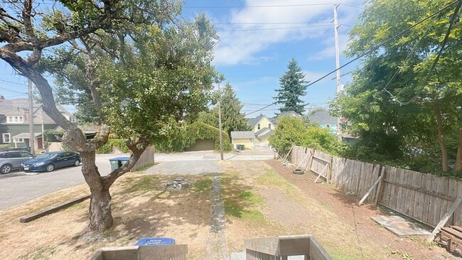 Building Photo - PRELEASING FOR LATE AUGUST: Classic 5bdrm/2 bath High St house with parking!