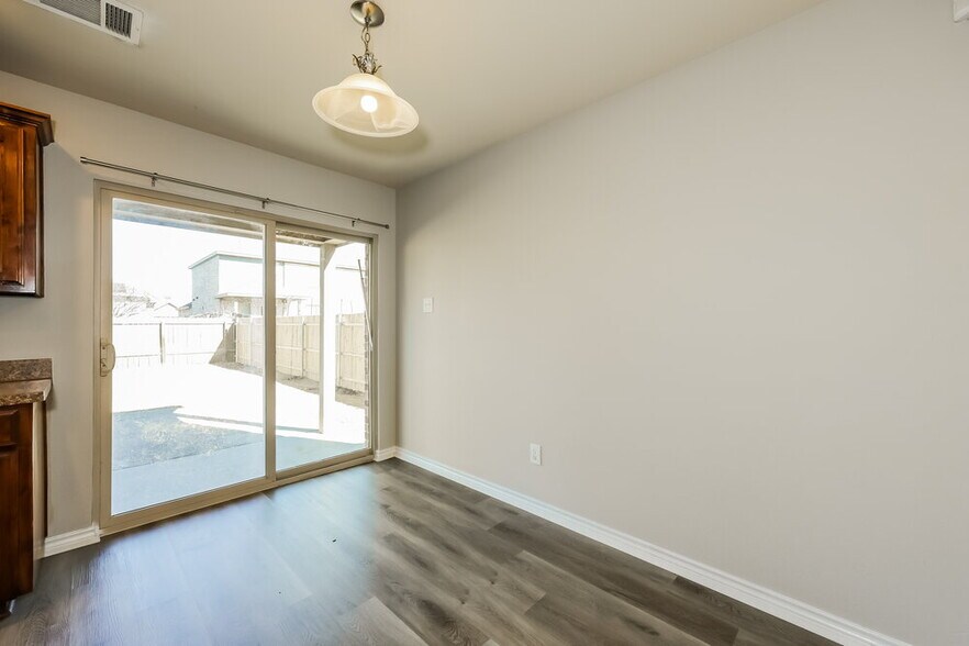 Building Photo - 1204 Boxwood Dr