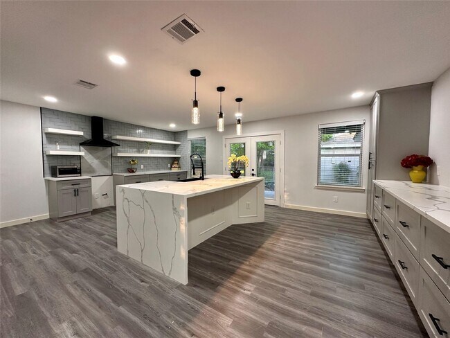 Building Photo - 8058 Longridge Dr