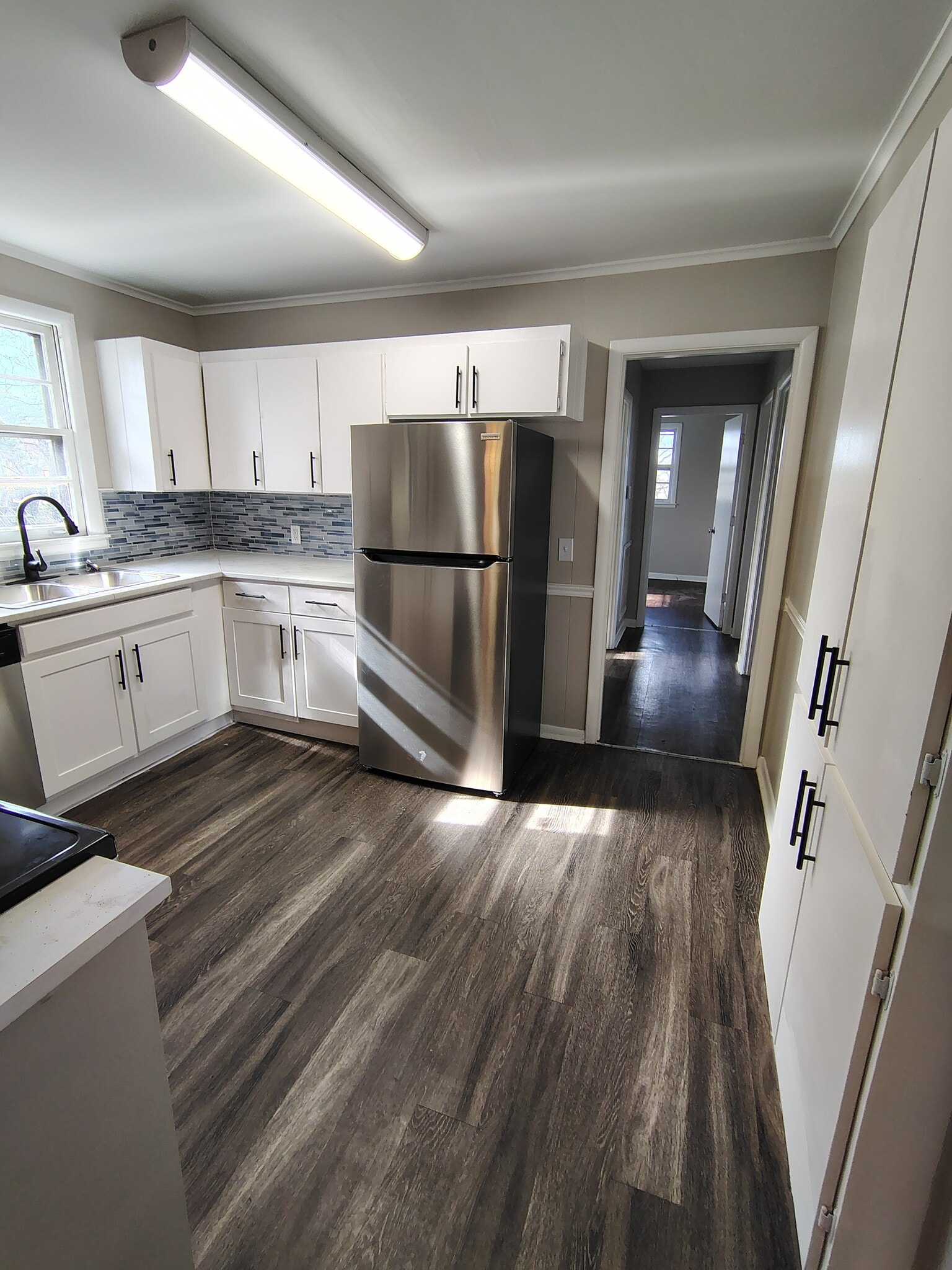 Large eat-in kitchen with stainless steel appliances - 293 Garry Dr