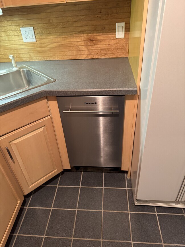 Building Photo - 239 Old Farms Rd