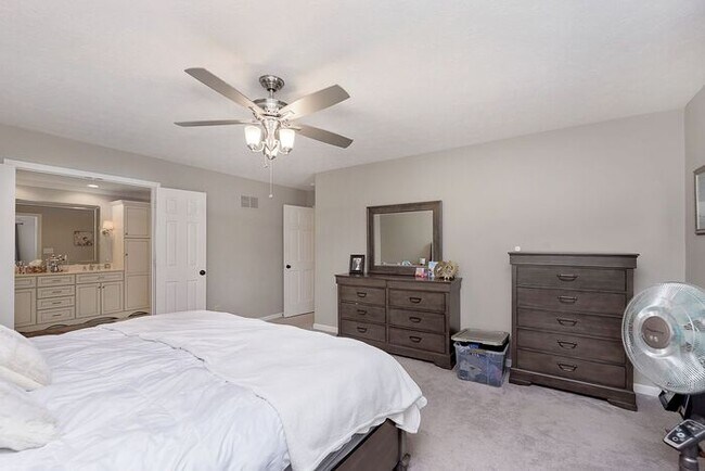 Building Photo - Lovely 4 Bedroom 2 Bath Home in Carmel!