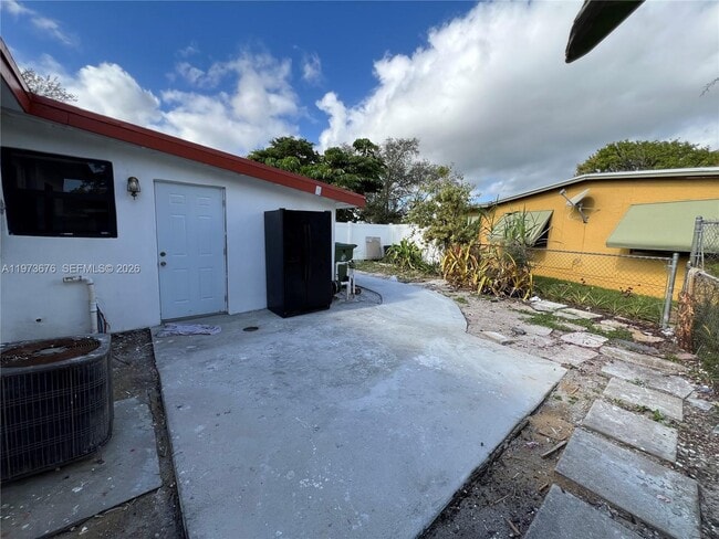 Building Photo - 1763 Lauderdale Manor Dr