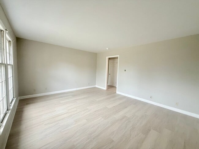 Building Photo - 3819 Rosehaven Dr