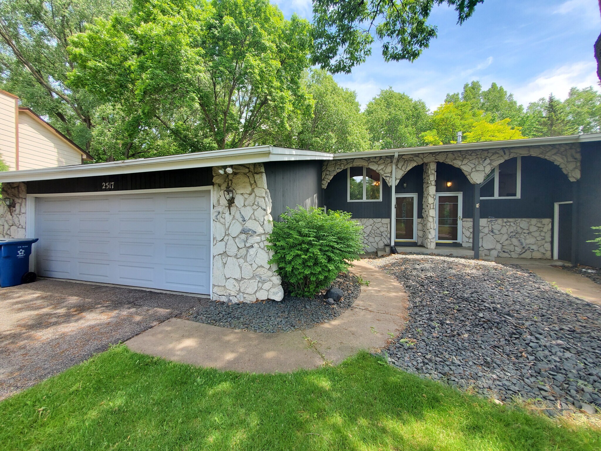 Building Photo - 2517 Cedar Hills Dr