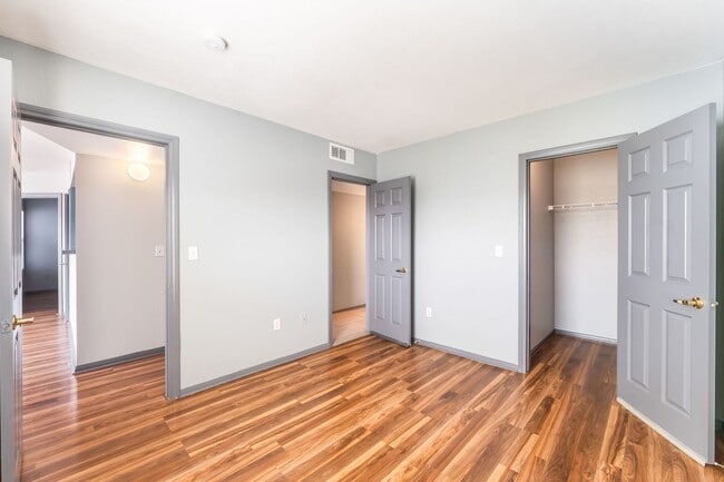 Building Photo - Beautifully Remodeled 2 bedroom Condo!