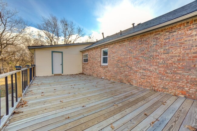 Building Photo - Stunning 4 Bed 3 Bath Home on Quiet Street!