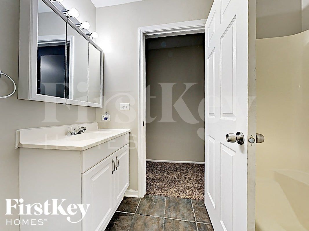 Building Photo - 42 Deerpath Rd