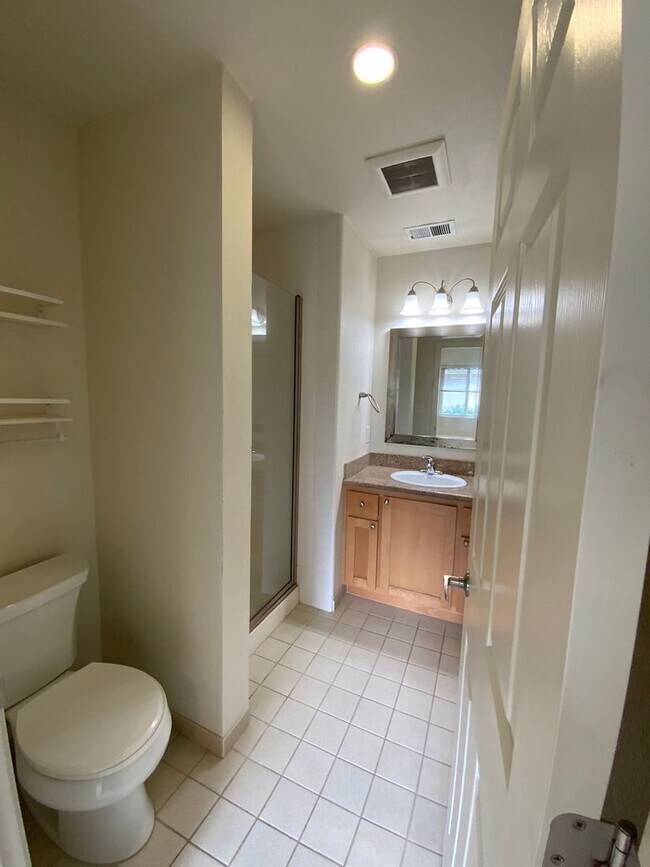 Building Photo - Spacious 2BD/2BA Apartment With Private Ba...