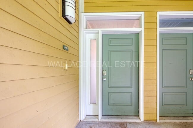 Building Photo - 3 BEDROOM CONDO IN RIVER TOWNE - A GATED LAKEFRONT COMMUNITY!!