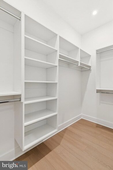 Building Photo - 30 W Allens Ln