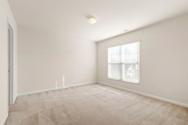 Building Photo - Elegant Townhome Near Southpoint Mall!