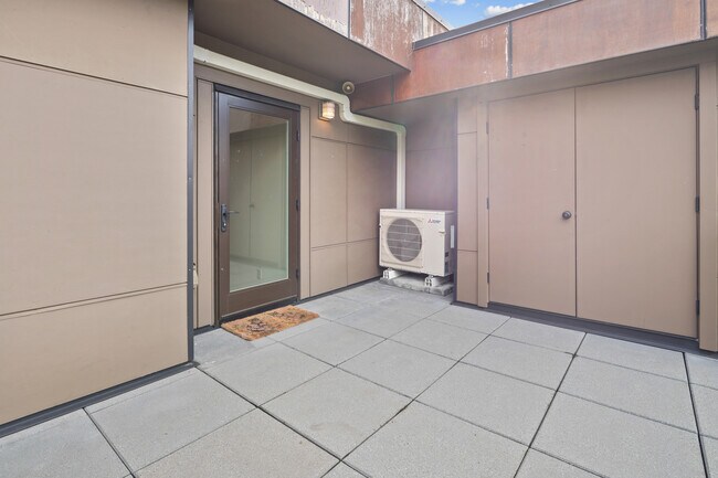 Building Photo - 504 NE Brazee St