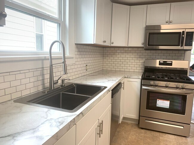 Building Photo - Two Bedroom Home - NE Side of Grand Rapids!