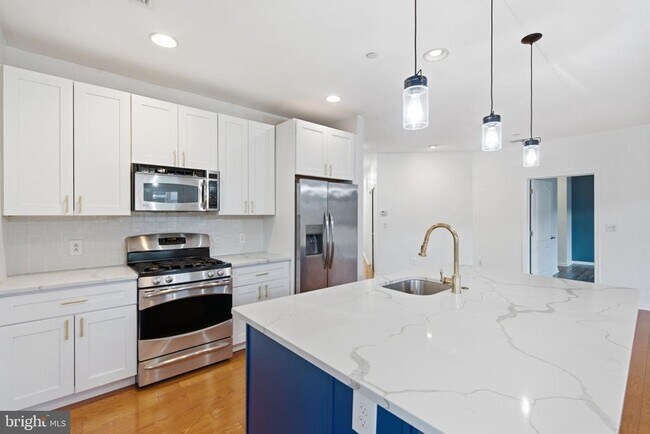 Building Photo - 301 Carson Terrace
