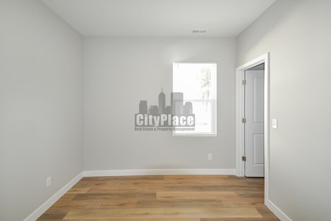 Building Photo - 2801 E Riverside Dr