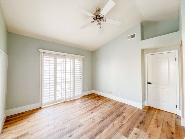 Building Photo - Tustin 2 Bed 2 Bath Home - Wood Floors - C...