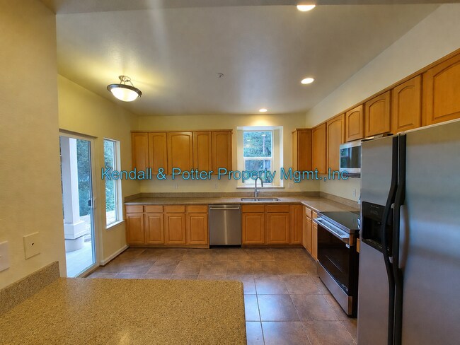 Building Photo - Spacious Ground-Floor 3BD/2BA Condo in Prime Scotts Valley Location