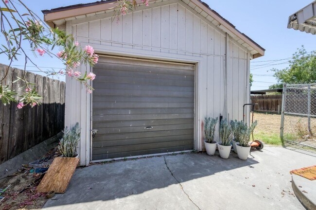 Building Photo - 3518 E Clay Ave