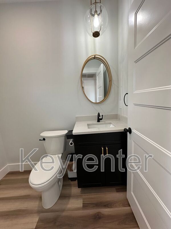 Building Photo - 210 7th St