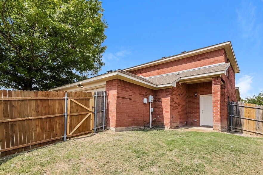Building Photo - 3004 Lawndale Dr