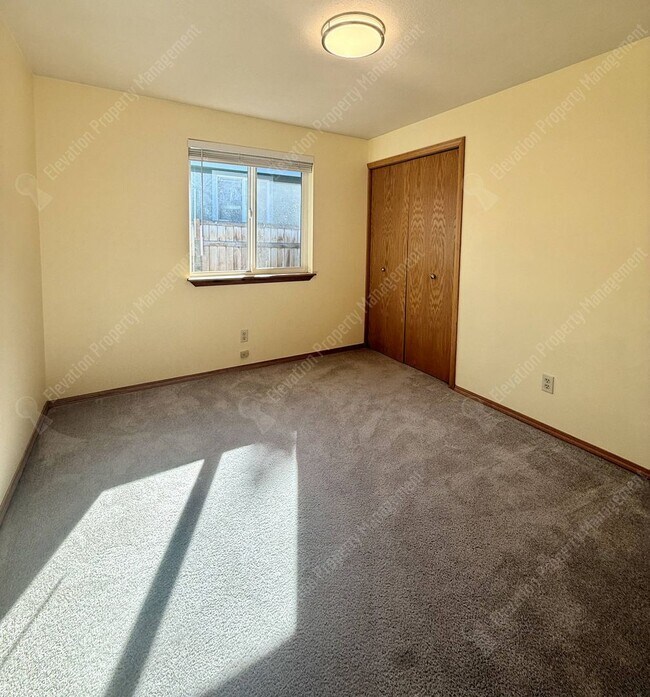 Building Photo - Single-Level Living in a Prime NE Bend Location