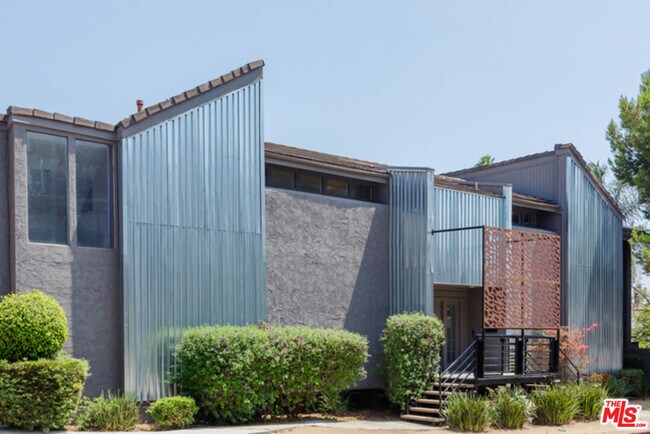 Building Photo - 110 N Barrington Ave