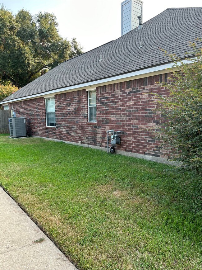 Building Photo - 18419 Autumn Park Dr