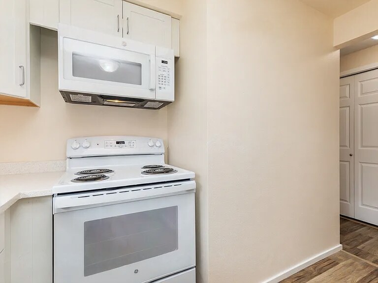 Kitchen Stove & Microwave - 1921 Chestnut St