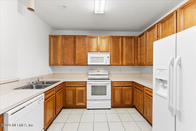 Building Photo - 8215 Green Parrot Rd