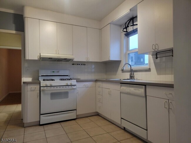 Building Photo - 26 W Price St