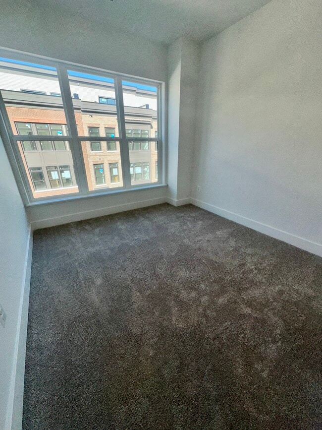 Building Photo - 5347 Zenith Overlook