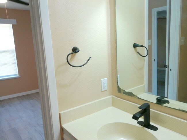 Building Photo - 3617 Crestbrook Ct